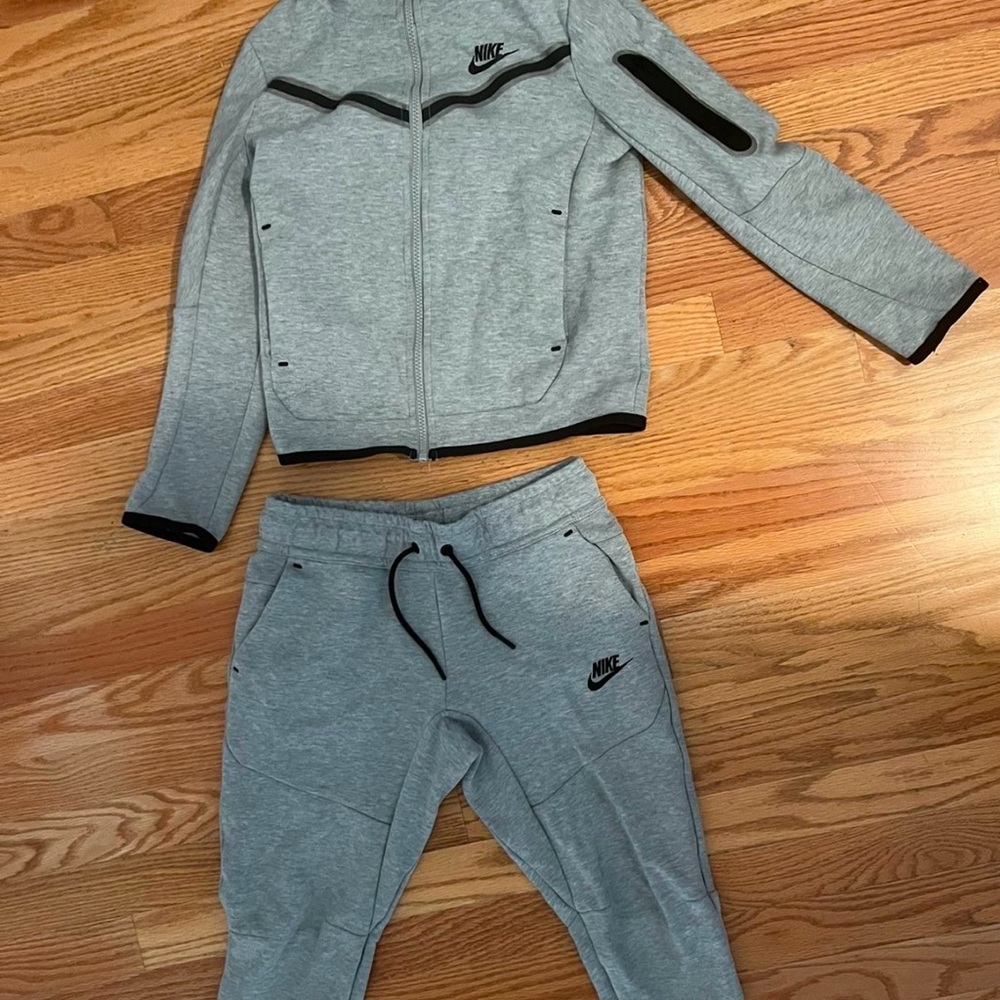 Nike Light Heather Gray Sweatpants with Elastic Waistband and Drawstring